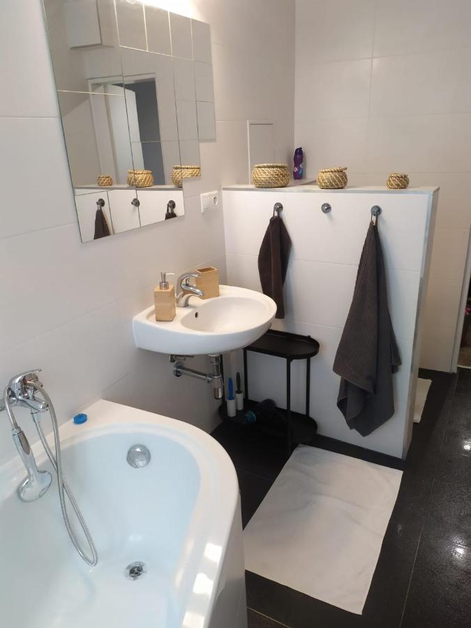 Pisqor Apartment - Self Check-In Братислава Екстериор снимка