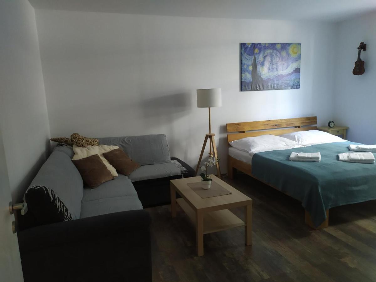 Pisqor Apartment - Self Check-In Братислава Екстериор снимка