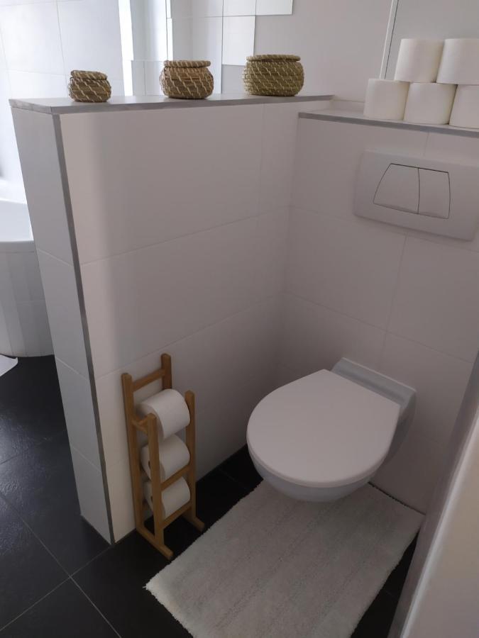 Pisqor Apartment - Self Check-In Братислава Екстериор снимка